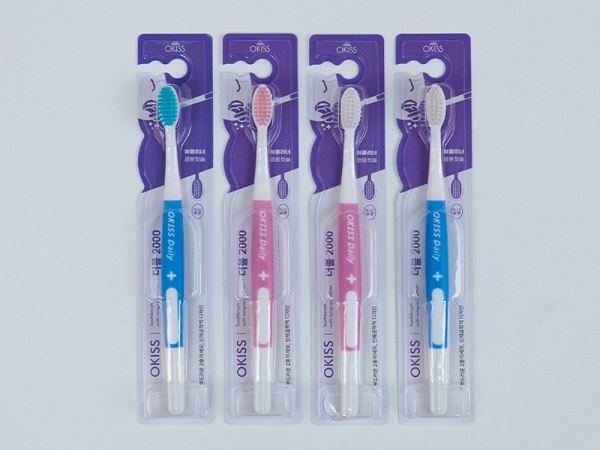  혀클리너 겸용 오키스 더블 2000 칫솔 (색상 랜덤)